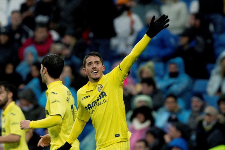 El centrocampista del Villarreal Pablo Fornals (d) celebra el primer gol de su equipo ante el Real Madrid en partido de liga que se disputa esta tarde en el estadio Santiago Bernabéu. El centrocampista del Villarreal Pablo Fornals (d) celebra el primer gol de su equipo ante el Real Madrid en partido de liga que se disputa esta tarde en el estadio Santiago Bernabéu.