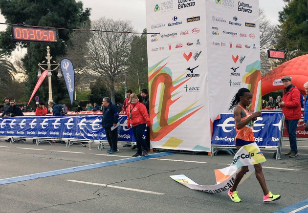 La ganadora de la 10K cruzando la meta La ganadora de la 10K cruzando la meta