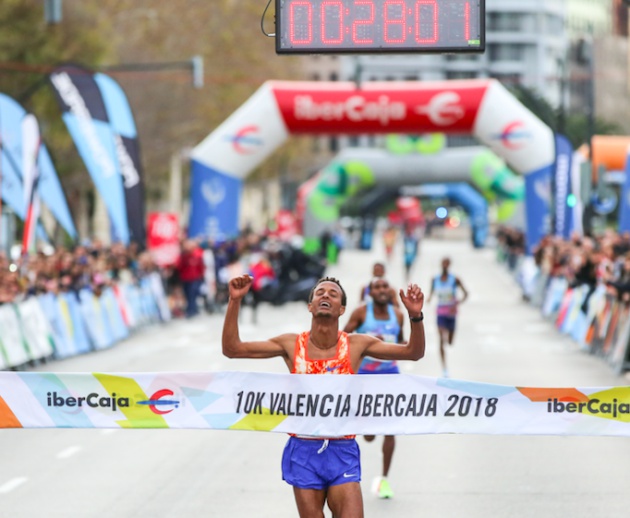 El ganador de la 10K cruzando la meta El ganador de la 10K cruzando la meta