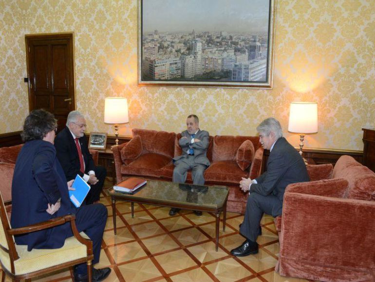 El Ministro, Alfonso Dastis, durante la reunión con los Defensores del Pueblo. El Ministro, Alfonso Dastis, durante la reunión con los Defensores del Pueblo.