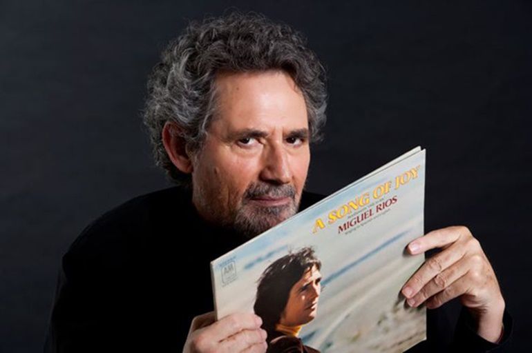 Miguel Ríos con un ejemplar del LP que incluía su versión en inglés del Himno de la Alegría Miguel Ríos con un ejemplar del LP que incluía su versión en inglés del Himno de la Alegría