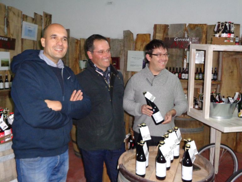Juan Cereijo (i), gerente de Cervezas Mica, y Javier Arroyo y Nacho RIncón, alcalde y concejal de Cultura de Moradillo de Roa Juan Cereijo (i), gerente de Cervezas Mica, y Javier Arroyo y Nacho RIncón, alcalde y concejal de Cultura de Moradillo de Roa