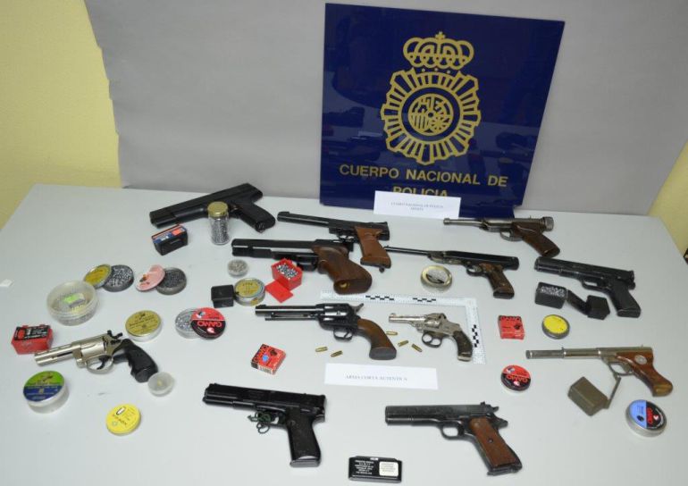 Entre las pistolas de aire compromido la Policía localizó un revolver de fuego real. Entre las pistolas de aire compromido la Policía localizó un revolver de fuego real.