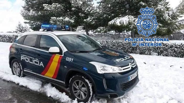 La Policía Nacional rescata a dos hombres atrapados por la nieve en la Sierra de Baza La Policía Nacional rescata a dos hombres atrapados por la nieve en la Sierra de Baza