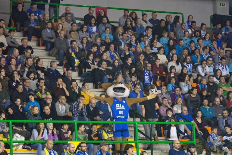 El Club Ourense Baloncesto, da la sorpresa en el Pazo y vence al líder Breogán por 79 a 67. Gran ambiente registró el Pazo para ver el derbi del Miño El Club Ourense Baloncesto, da la sorpresa en el Pazo y vence al líder Breogán por 79 a 67. Gran ambiente registró el Pazo para ver el derbi del Miño