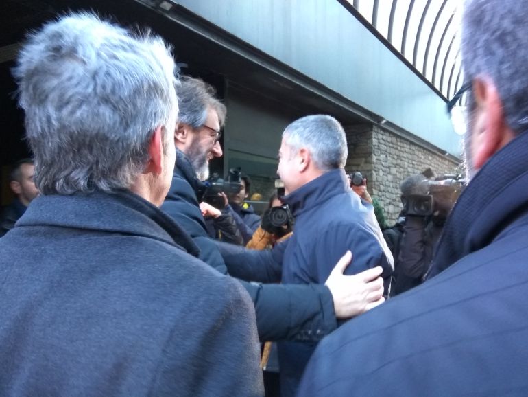 Higini Cierco i Joan Pau Miquel se saluden a l'entrada de la salal que acollirà des d'avui el macrojudici del cas BPA Higini Cierco i Joan Pau Miquel se saluden a l'entrada de la salal que acollirà des d'avui el macrojudici del cas BPA