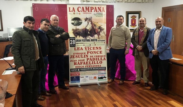 Emilio Fernández hijo, a la derecha del cartel, es el homenajeado en el atractivo festival de La Campana Emilio Fernández hijo, a la derecha del cartel, es el homenajeado en el atractivo festival de La Campana