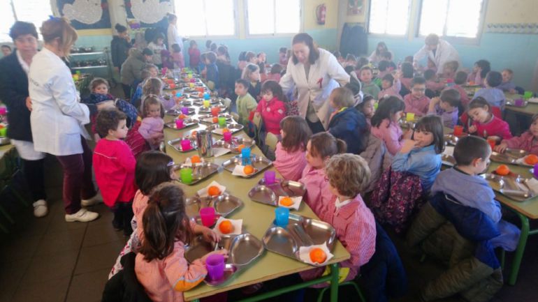 El comedor del colegio El Espartidero, del barrio de Santa Isabel, cocina su propia comida con productos de proximidad El comedor del colegio El Espartidero, del barrio de Santa Isabel, cocina su propia comida con productos de proximidad