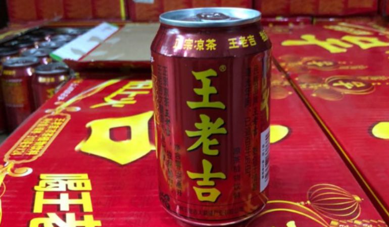 Una de las latas de refresco falsificadas Una de las latas de refresco falsificadas
