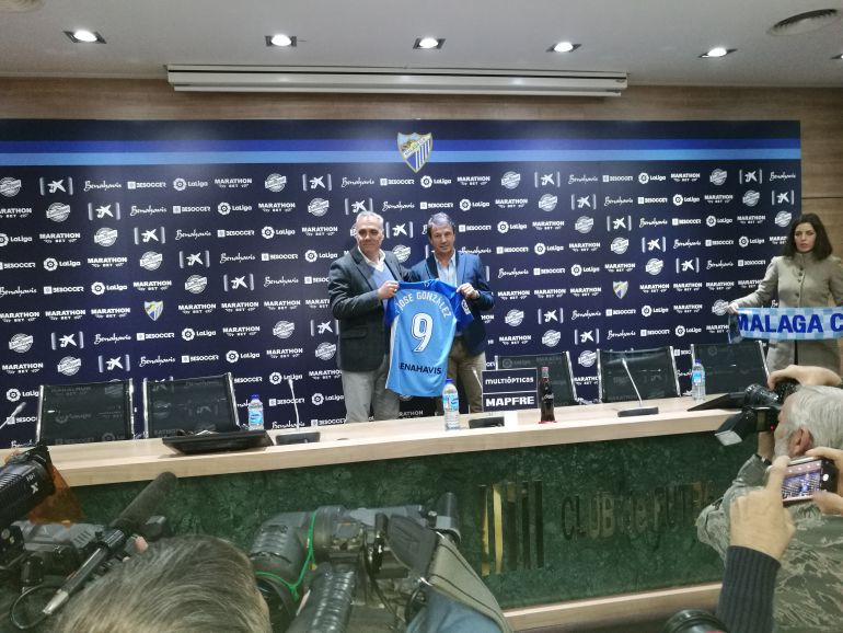 José González, junto a Husillos, en su presentación como nuevo entrenador del Málaga José González, junto a Husillos, en su presentación como nuevo entrenador del Málaga
