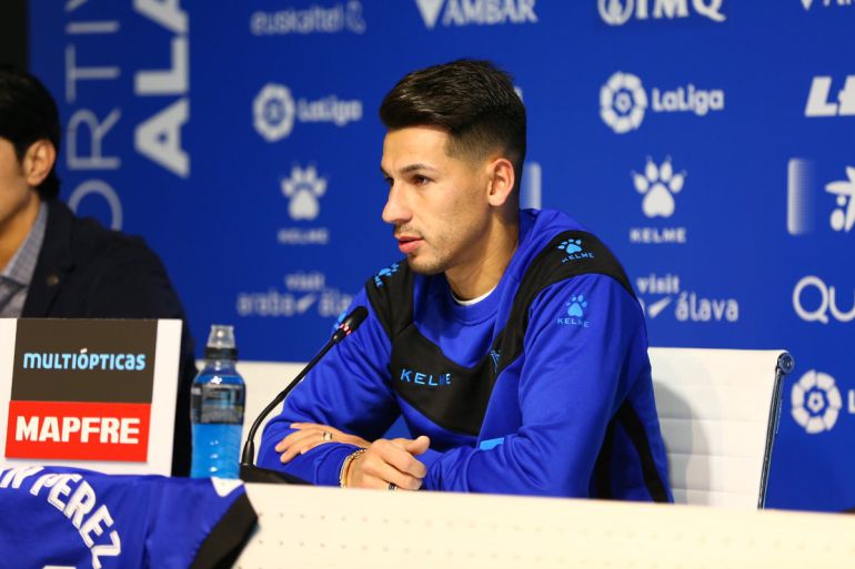 Hernán Pérez en su presentación como nuevo jugador albiazul. Hernán Pérez en su presentación como nuevo jugador albiazul.