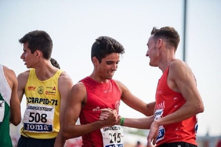 El atleta ilicitano Álvaro Olmos, en el centro, saluda a un compañero El atleta ilicitano Álvaro Olmos, en el centro, saluda a un compañero