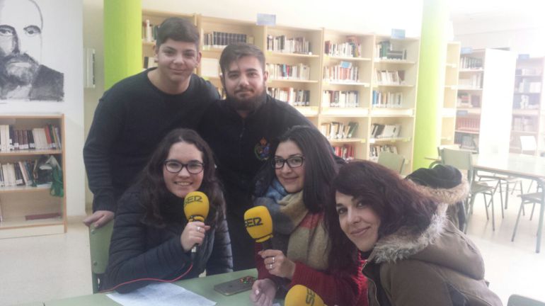 Alumnos del IES La Marisma paticIpando en la tertulia de la SER Alumnos del IES La Marisma paticIpando en la tertulia de la SER
