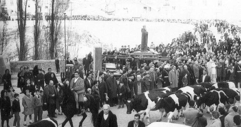 Procesión de San Antón en Cuenca con la talla de Fausto Culebras. Procesión de San Antón en Cuenca con la talla de Fausto Culebras.