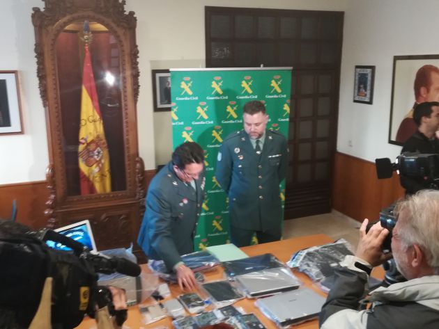 Los agentes de la Guardia Civil atienden a los medios de comunicación en Alicante Los agentes de la Guardia Civil atienden a los medios de comunicación en Alicante
