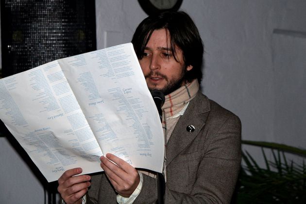 Nacho Montoto en una lectura de poemas. Nacho Montoto en una lectura de poemas.