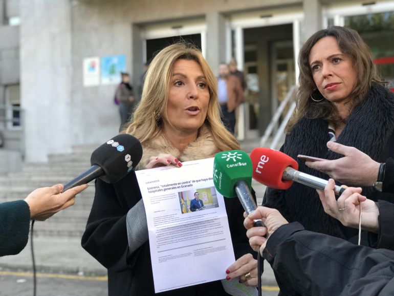 Las populares Eva Martín y Rocío Díaz atienden a los periodistas para hablar de la "desfusión hospitalaria" a las puertas del antiguo Hospital Clínico de Granada Las populares Eva Martín y Rocío Díaz atienden a los periodistas para hablar de la "desfusión hospitalaria" a las puertas del antiguo Hospital Clínico de Granada