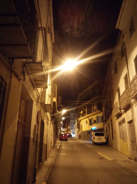 Instalaciones de alumbrado público en una de las calles del cenro urbano Instalaciones de alumbrado público en una de las calles del cenro urbano
