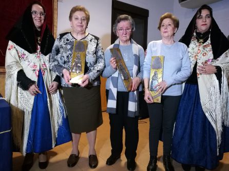 Las alcaldesas junto a las tres mujeres que han recibido el homenaje por su colaboración y ayuda con las distintas alcaldesas a lo largo de muchos años Las alcaldesas junto a las tres mujeres que han recibido el homenaje por su colaboración y ayuda con las distintas alcaldesas a lo largo de muchos años