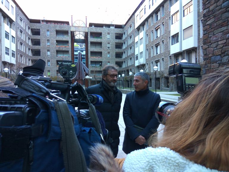 Un dels principals acusats del cas BPA i l'exaccionista majoritari del banc i testimoni essencial de la causa posen junts el primer dia del macrojudici que se celebra en una sala especialment habitlitada a Prada Casadet. Un dels principals acusats del cas BPA i l'exaccionista majoritari del banc i testimoni essencial de la causa posen junts el primer dia del macrojudici que se celebra en una sala especialment habitlitada a Prada Casadet.