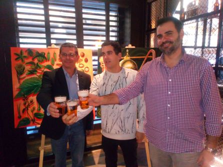 De izquierda a derecha, Paco Ferrete, el grafitero Spock y Borja Manso, Marketing manager de Cruzcampo y Heineken De izquierda a derecha, Paco Ferrete, el grafitero Spock y Borja Manso, Marketing manager de Cruzcampo y Heineken