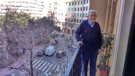 Miguel Cuenca en el balcón de su casa Miguel Cuenca en el balcón de su casa