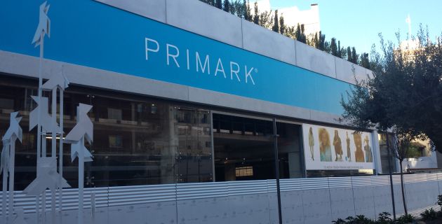 Detalle del vinilo que cubre una parte de la facha de la futura tienda de Primark Detalle del vinilo que cubre una parte de la facha de la futura tienda de Primark