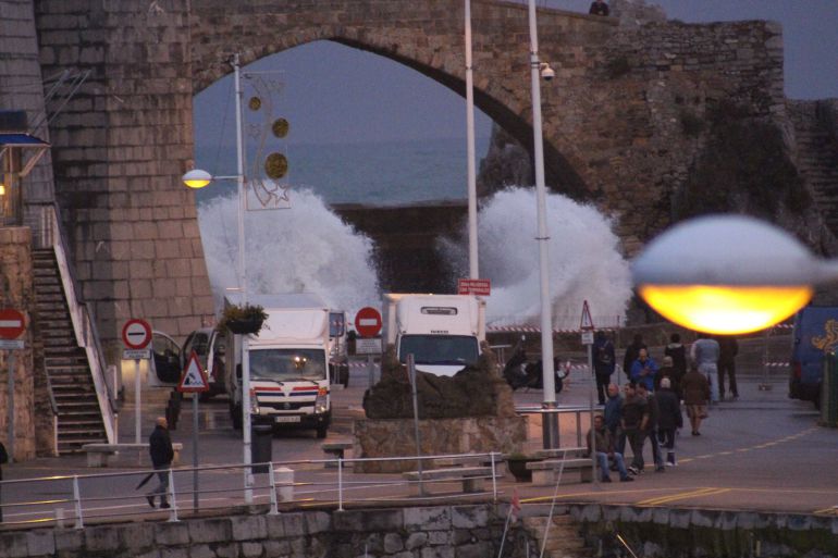 El litoral cántabro se encuentra en aviso naranja por olas de hasta ocho metros. El litoral cántabro se encuentra en aviso naranja por olas de hasta ocho metros.