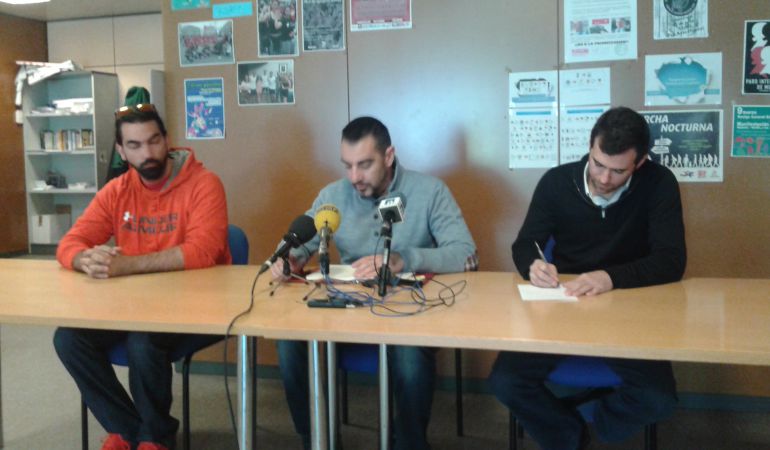 El trabajador de SIC (a la izquierda), el portavoz de Ganar Fuenlabrada y el responsable de Podemos en la Asamblea durante la rueda de prensa. El trabajador de SIC (a la izquierda), el portavoz de Ganar Fuenlabrada y el responsable de Podemos en la Asamblea durante la rueda de prensa.