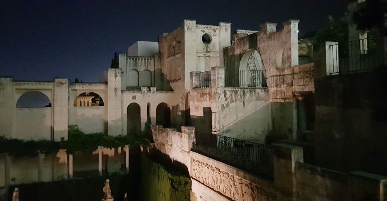 Vista nocturna del Carmen Blanco de la Fundación Rodríguez-Acosta, en la colina de la Alhambra, en Granada Vista nocturna del Carmen Blanco de la Fundación Rodríguez-Acosta, en la colina de la Alhambra, en Granada