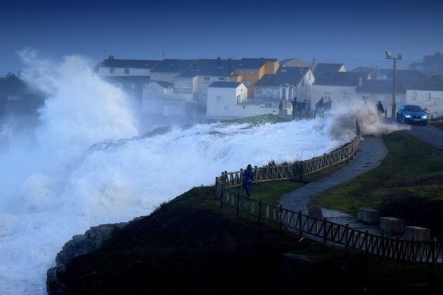 Las olas sobrepasan el paseo en la villa marinera de Rinlo, Ribadeo. Las olas sobrepasan el paseo en la villa marinera de Rinlo, Ribadeo.