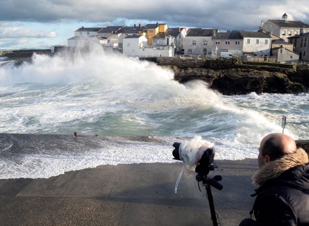 Un hombre fotografía el oleaje en Rinlo, Ribadeo. Un hombre fotografía el oleaje en Rinlo, Ribadeo.