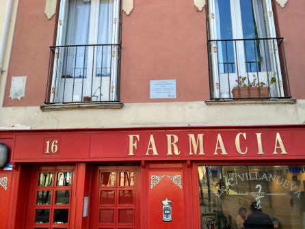 Placa en memoria de Alfredo Aguirre Belascoain Placa en memoria de Alfredo Aguirre Belascoain