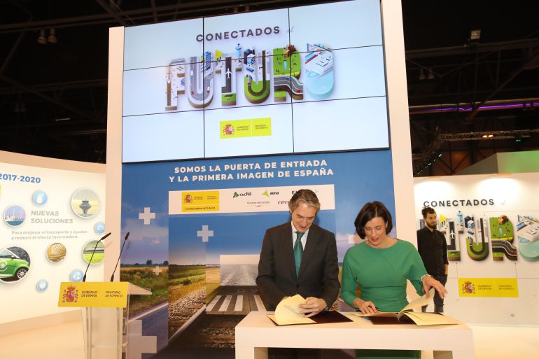 Gema Igual, alcaldesa de Santander, hoy en FITUR, con el Ministro de Fomento, Íñigo de la Serna. Gema Igual, alcaldesa de Santander, hoy en FITUR, con el Ministro de Fomento, Íñigo de la Serna.