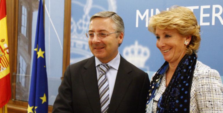 Los entonces Ministro de Fomento y Presidenta de la Comunidad de Madrid, José Blanco y Esperanza Aguirre en la presentación del Plan de Cercanías 2009-2015 Los entonces Ministro de Fomento y Presidenta de la Comunidad de Madrid, José Blanco y Esperanza Aguirre en la presentación del Plan de Cercanías 2009-2015