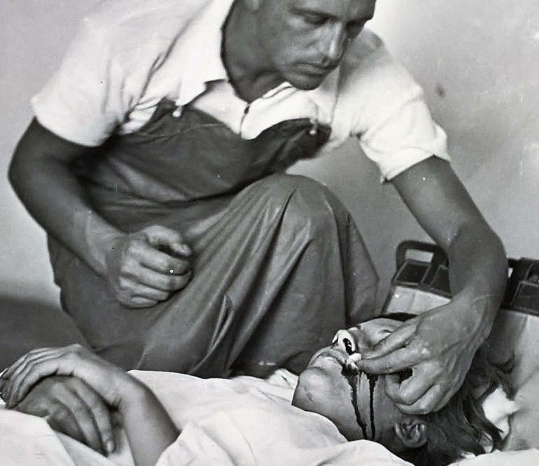 Un médico húngaro miembro de las Brigadas Internacionales asiste a la mujer que podría ser Gerda Taro. Un médico húngaro miembro de las Brigadas Internacionales asiste a la mujer que podría ser Gerda Taro.