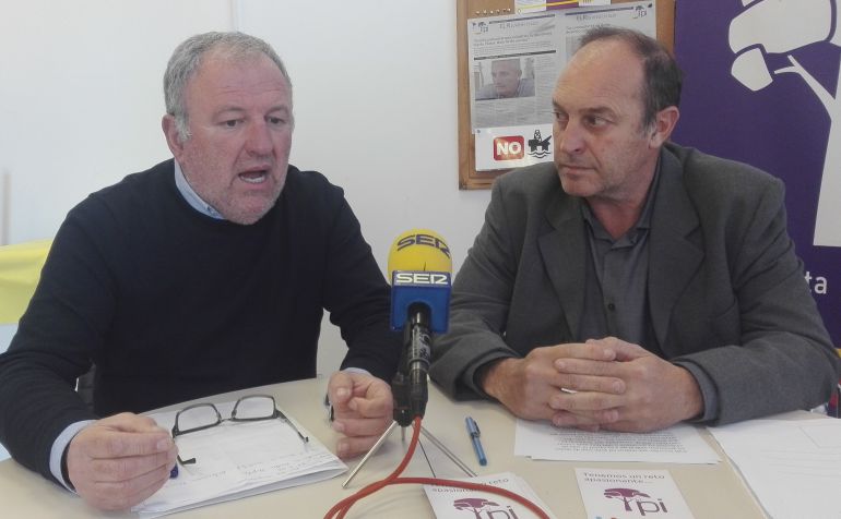 Llorenç Carretero y Florencio Conde expusieron los motivos de su rechazo a las directrices del Consell. Llorenç Carretero y Florencio Conde expusieron los motivos de su rechazo a las directrices del Consell.