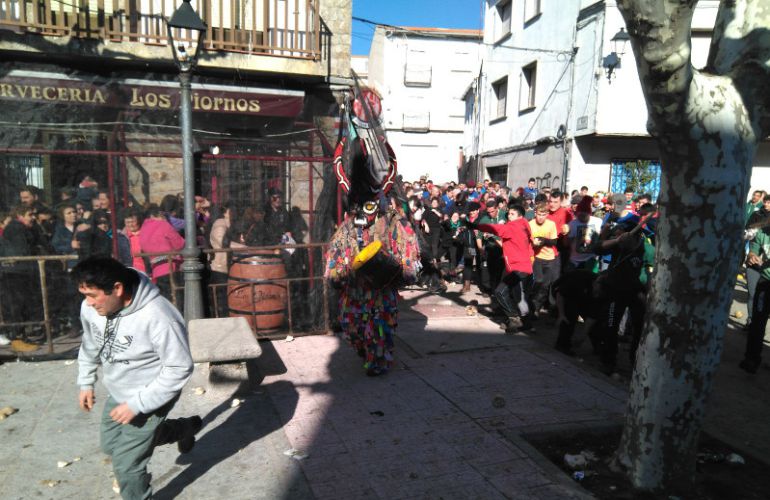 Jarramplas entrando en la denominada "Plaza de los Lobos" de Piornal Jarramplas entrando en la denominada "Plaza de los Lobos" de Piornal