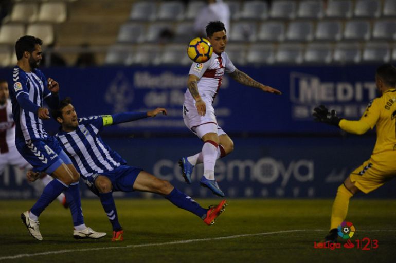 Chumi remata en la jugada que supuso el 2-2 para el Huesca. Chumi remata en la jugada que supuso el 2-2 para el Huesca.