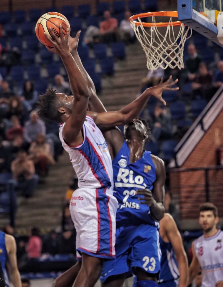 El Club Ourense Baloncesto, logra la cuarta vcitoria consecutiva y sale momentáneamente del descenso El Club Ourense Baloncesto, logra la cuarta vcitoria consecutiva y sale momentáneamente del descenso