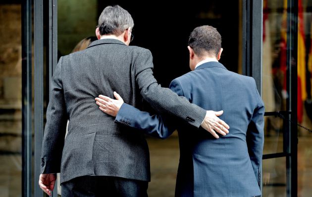 El president de la Generalitat, Ximo Puig, recibe al presidente de Castilla-La Mancha, Emiliano García-Page, a las puertas del Palau de la Generalitat donde mantienen una reunión para hablar sobre la necesidad de reformar urgentemente el sistema de financiación autonómica El president de la Generalitat, Ximo Puig, recibe al presidente de Castilla-La Mancha, Emiliano García-Page, a las puertas del Palau de la Generalitat donde mantienen una reunión para hablar sobre la necesidad de reformar urgentemente el sistema de financiación autonómica