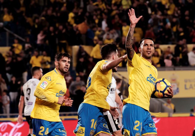 GRAF3768. LAS PALMAS DE GRAN CANARIA, El centrocampista de la UD Las Palmas, Jonathan Viera (d), celebra el primer gol del equipo canario durante el partido de la jornada 20 de la Liga Santander que disputan frente al Valencia en el estadio de Gran Canaria. EFE, Ángel Medina G. GRAF3768. LAS PALMAS DE GRAN CANARIA, El centrocampista de la UD Las Palmas, Jonathan Viera (d), celebra el primer gol del equipo canario durante el partido de la jornada 20 de la Liga Santander que disputan frente al Valencia en el estadio de Gran Canaria. EFE, Ángel Medina G.