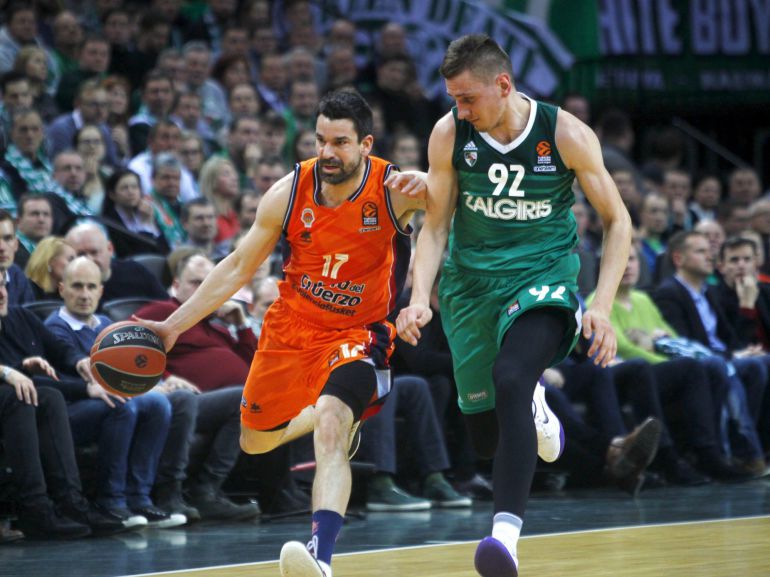 LIT01. KAUNAS (LITUANIA), Edgaras Ulanovas (d) de Zalgiris Kaunas en acción contra Rafa Martinez (i) de Valencia Basket hoy, jueves 18 de enero de 2018, durante un partido de baloncesto de la Euroliga disputado en Kaunas (Lituania). EFE, TOMS KALNINS LIT01. KAUNAS (LITUANIA), Edgaras Ulanovas (d) de Zalgiris Kaunas en acción contra Rafa Martinez (i) de Valencia Basket hoy, jueves 18 de enero de 2018, durante un partido de baloncesto de la Euroliga disputado en Kaunas (Lituania). EFE, TOMS KALNINS