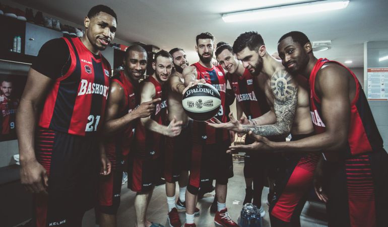 Baskonia posa con el balón oficial de la Copa del Rey de Canarias. Baskonia posa con el balón oficial de la Copa del Rey de Canarias.