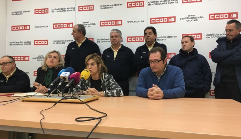 La secretaria provincial de Comisiones Obreras, con algunos de los trabajadores de la empresa de transportes La secretaria provincial de Comisiones Obreras, con algunos de los trabajadores de la empresa de transportes