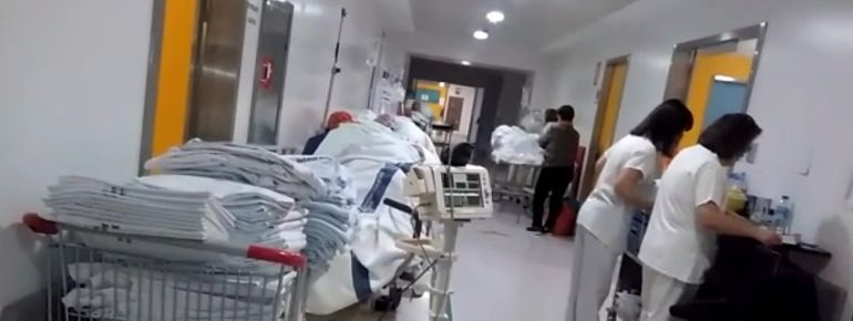 Pacientes en un pasillo de urgencias del CHUAC Pacientes en un pasillo de urgencias del CHUAC