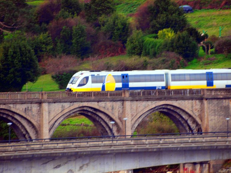 Convoy ferroviario a su paso por el puente del Landro en Viveiro. Convoy ferroviario a su paso por el puente del Landro en Viveiro.