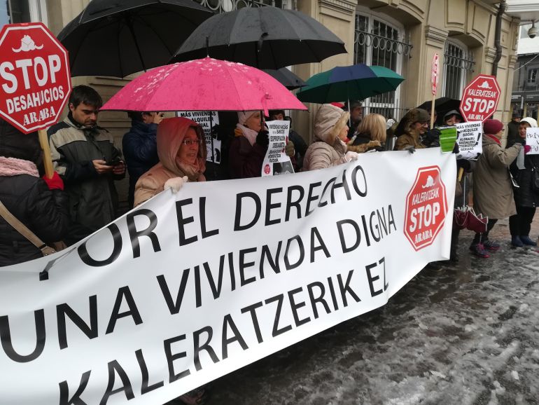 Suspenden el desahucio de una familia con 4 hijos, 3 menores, en Vitoria Suspenden el desahucio de una familia con 4 hijos, 3 menores, en Vitoria