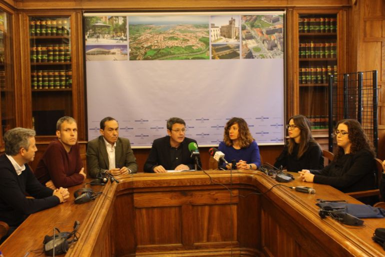 El alcalde de Irun, José Antonio Santano, y el resto de concejales en la rueda de prensa en la que se ha dado a conocer el cese del Delegado de Urbanismo, Xabier Iridoy El alcalde de Irun, José Antonio Santano, y el resto de concejales en la rueda de prensa en la que se ha dado a conocer el cese del Delegado de Urbanismo, Xabier Iridoy