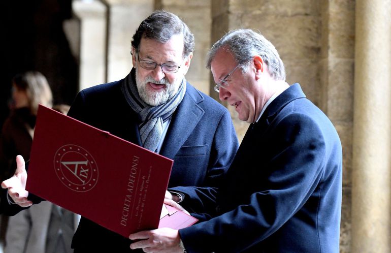 El presidente del Gobierno, Mariano Rajoy (i), recibe del alcalde de León, Antonio Silván (d) una copia de los Decreta, este mediodía durante su visita a la Basílica se San Isidoro de León El presidente del Gobierno, Mariano Rajoy (i), recibe del alcalde de León, Antonio Silván (d) una copia de los Decreta, este mediodía durante su visita a la Basílica se San Isidoro de León